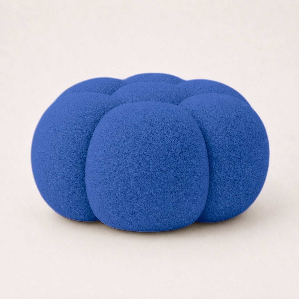 Pouf Rousseau en maille bouclette Bleu roi, vu de trois-quarts sur fond studio — Orbe Paris