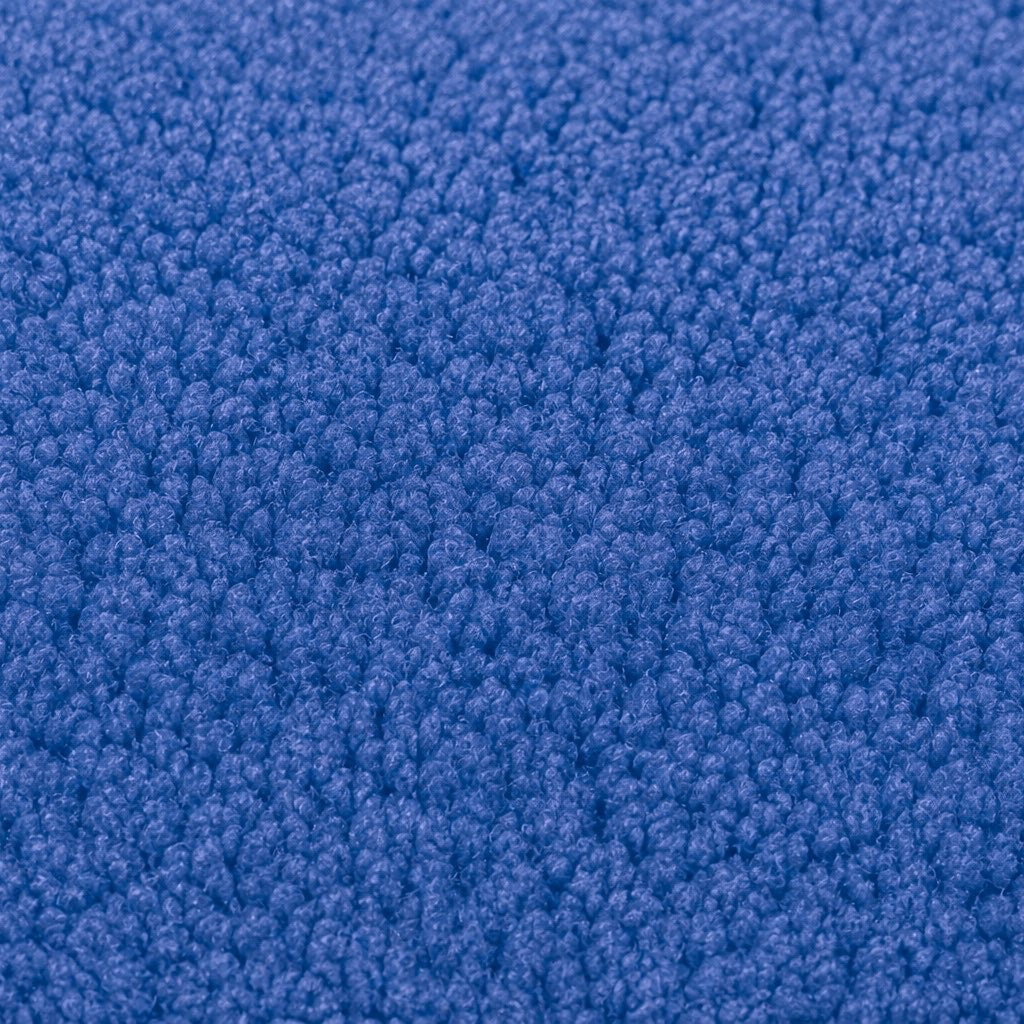 Gros plan de la maille bouclette Orbe Paris, coloris Bleu roi