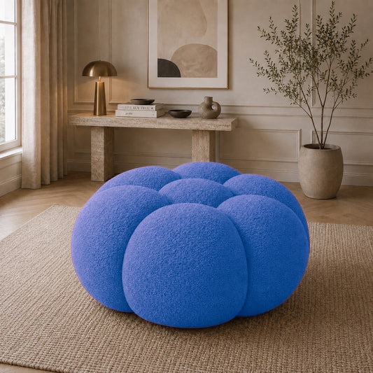 Pouf Rousseau en maille bouclette Bleu roi, mis en scène dans un salon — Orbe Paris