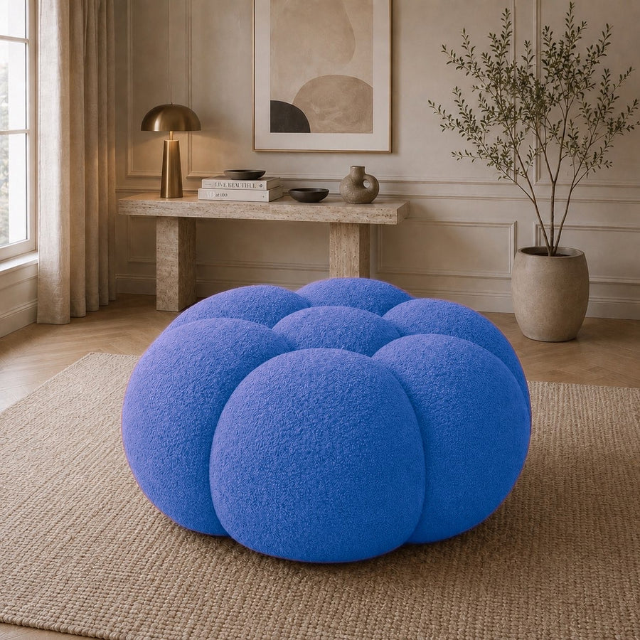 Pouf Rousseau en maille bouclette Bleu roi, mis en scène dans un salon — Orbe Paris