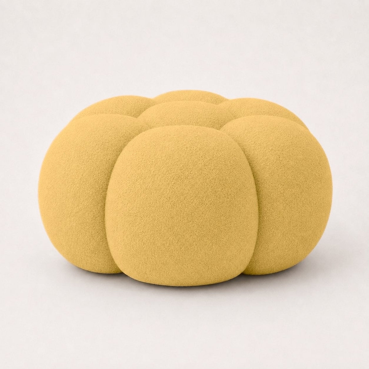Pouf Rousseau en maille bouclette Jaune miel, vu de trois-quarts sur fond studio — Orbe Paris