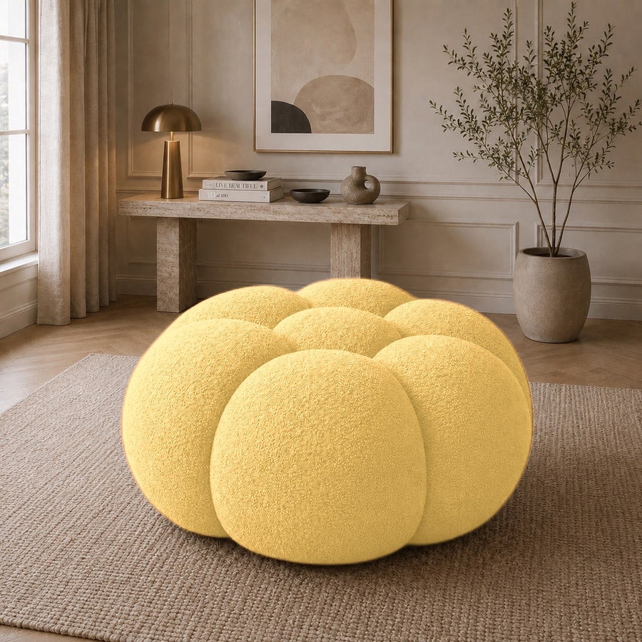 Pouf Rousseau en maille bouclette Jaune miel, mis en scène dans un salon — Orbe Paris