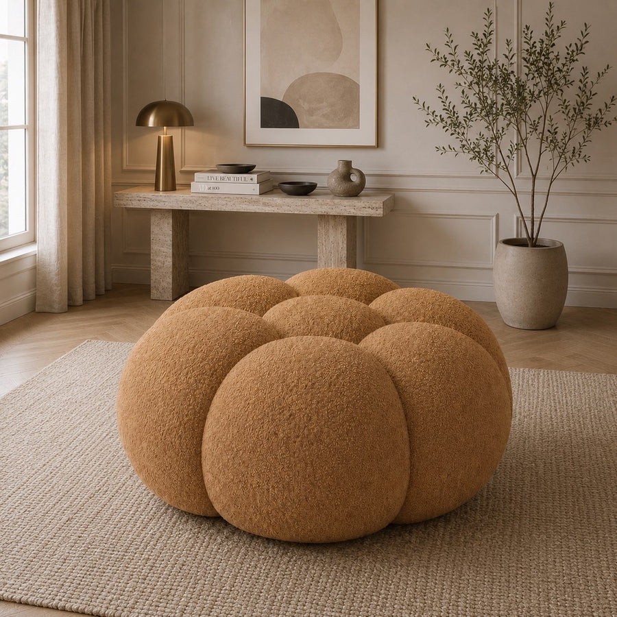 Pouf Rousseau en maille bouclette Camel, mis en scène dans un salon — Orbe Paris