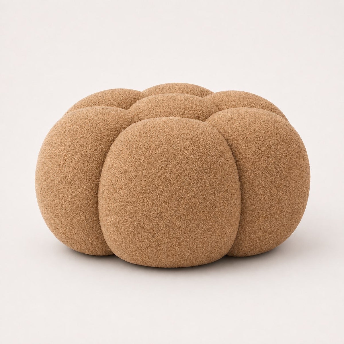 Pouf Rousseau en maille bouclette Camel, vu de trois-quarts sur fond studio — Orbe Paris