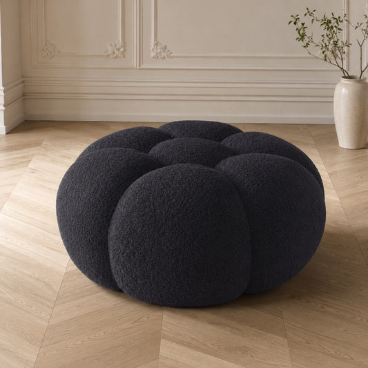 Pouf Rousseau en maille bouclette Noir, mis en scène dans un salon — Orbe Paris