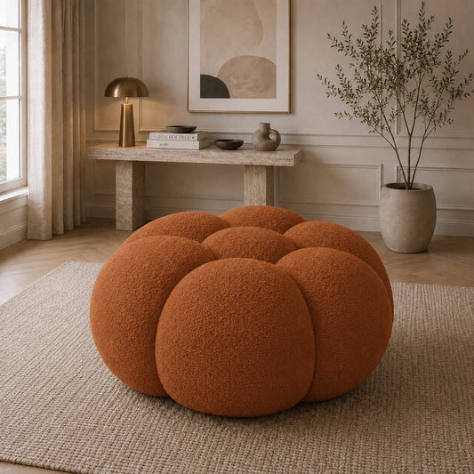 Pouf Rousseau en maille bouclette Terracotta, mis en scène dans un salon — Orbe Paris