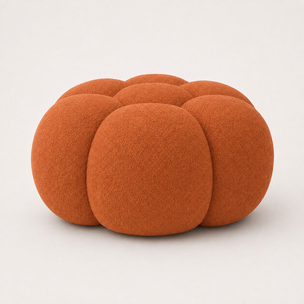 Pouf Rousseau en maille bouclette Terracotta, vu de dessous sur fond studio — Orbe Paris