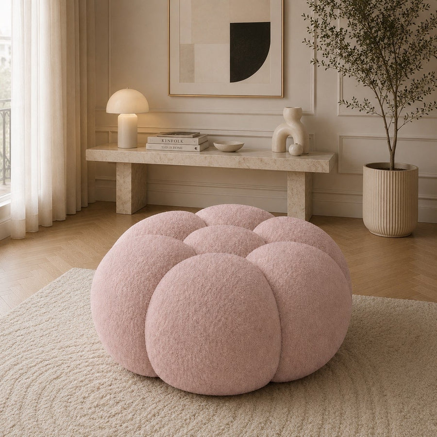 Pouf Rousseau en maille bouclette Rose poudré, mis en scène dans un salon — Orbe Paris