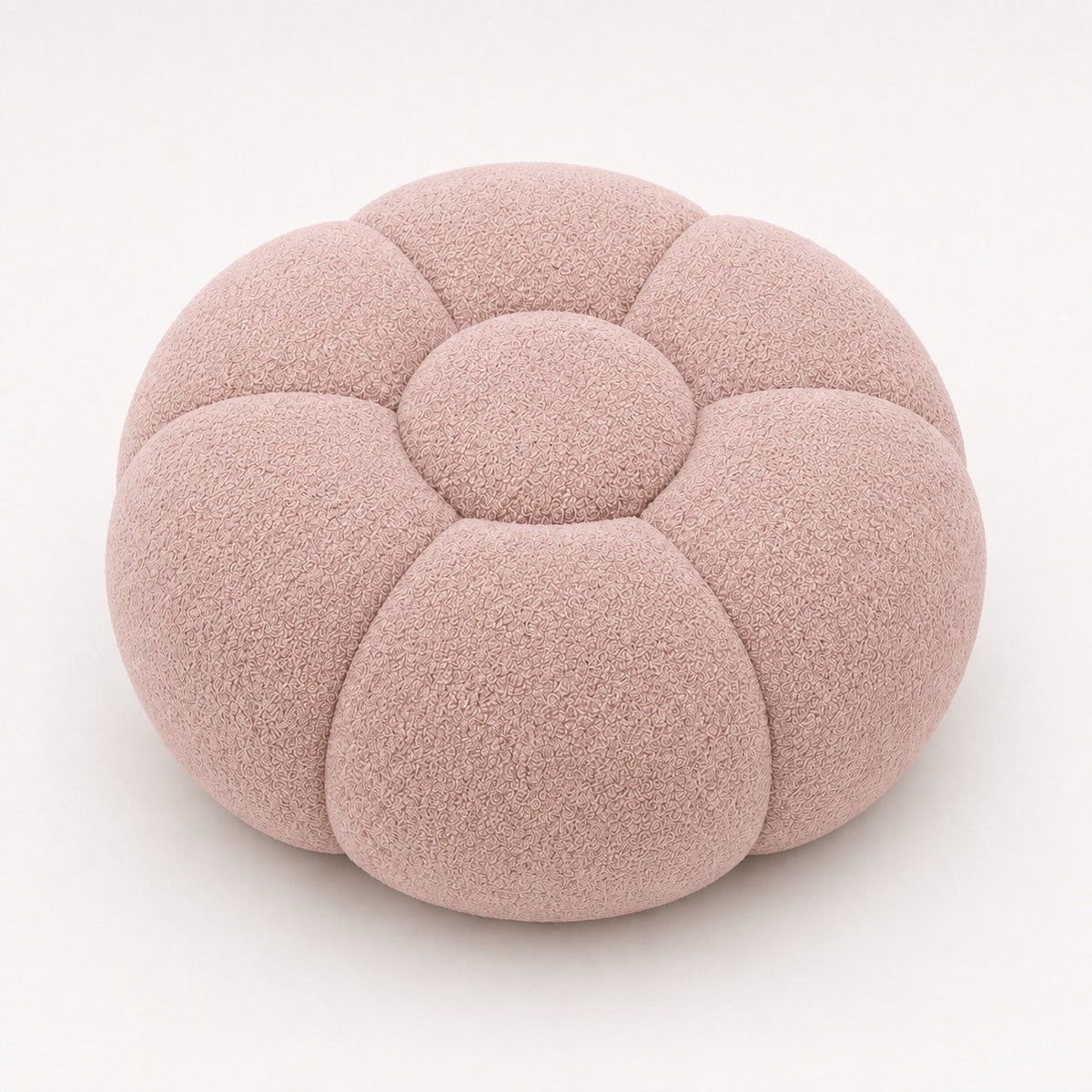 Pouf Rousseau en maille bouclette Rose poudré, vu de face sur fond studio — Orbe Paris