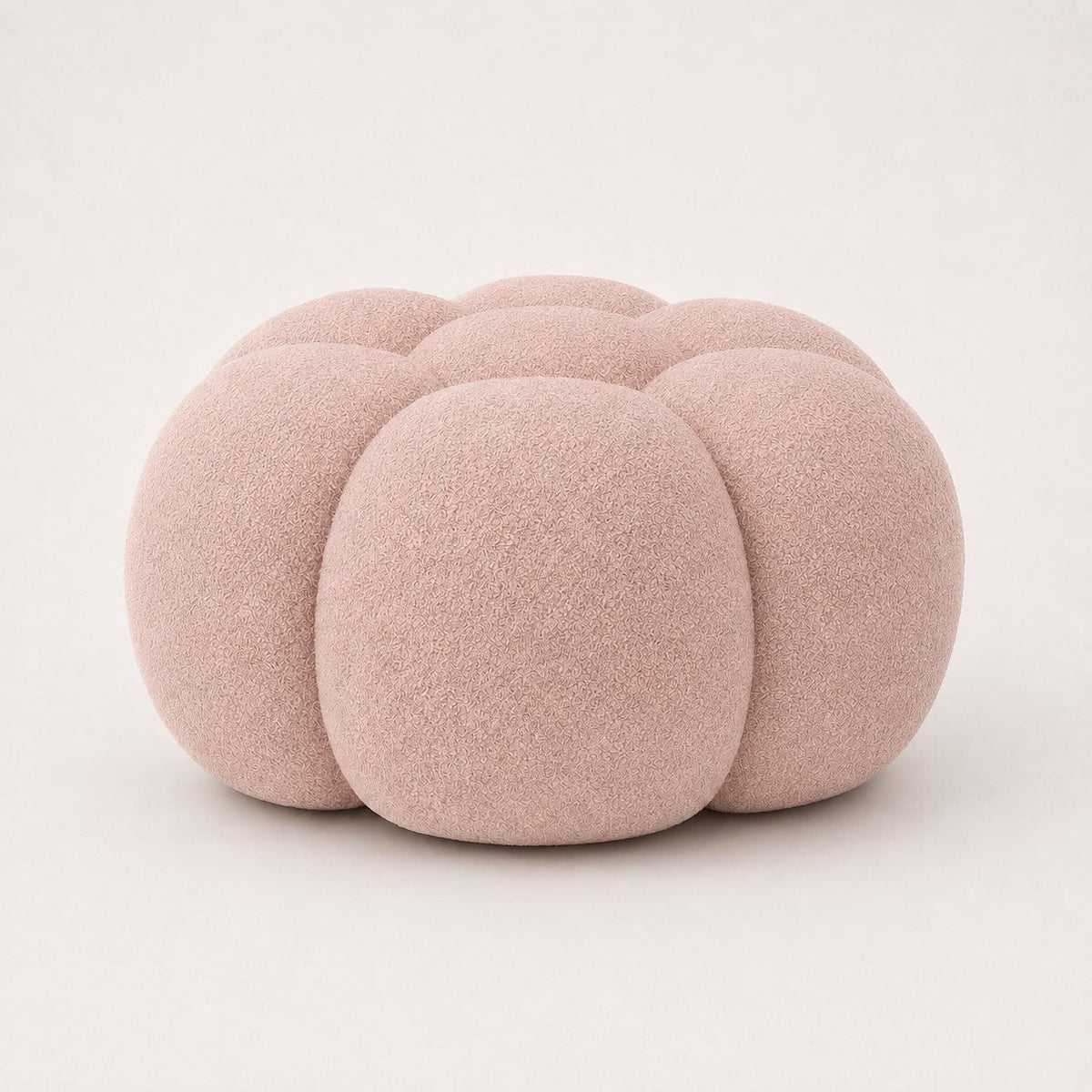Pouf Rousseau en maille bouclette Rose poudré, vu de dessous sur fond studio — Orbe Paris