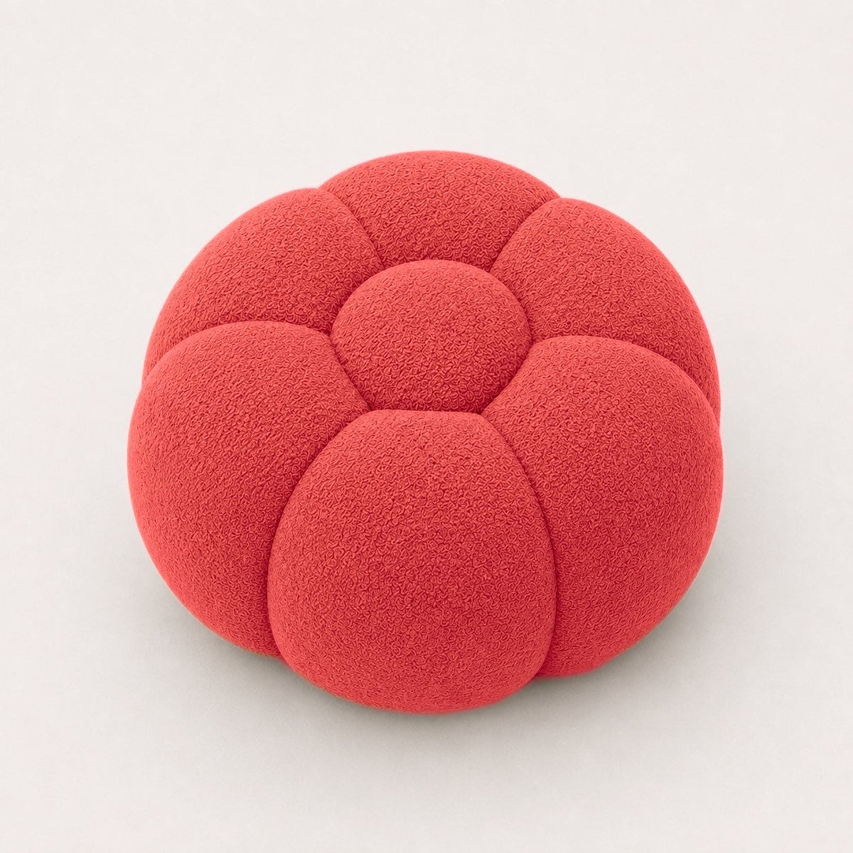 Pouf Rousseau en maille bouclette Rouge corail, vu de face sur fond studio — Orbe Paris