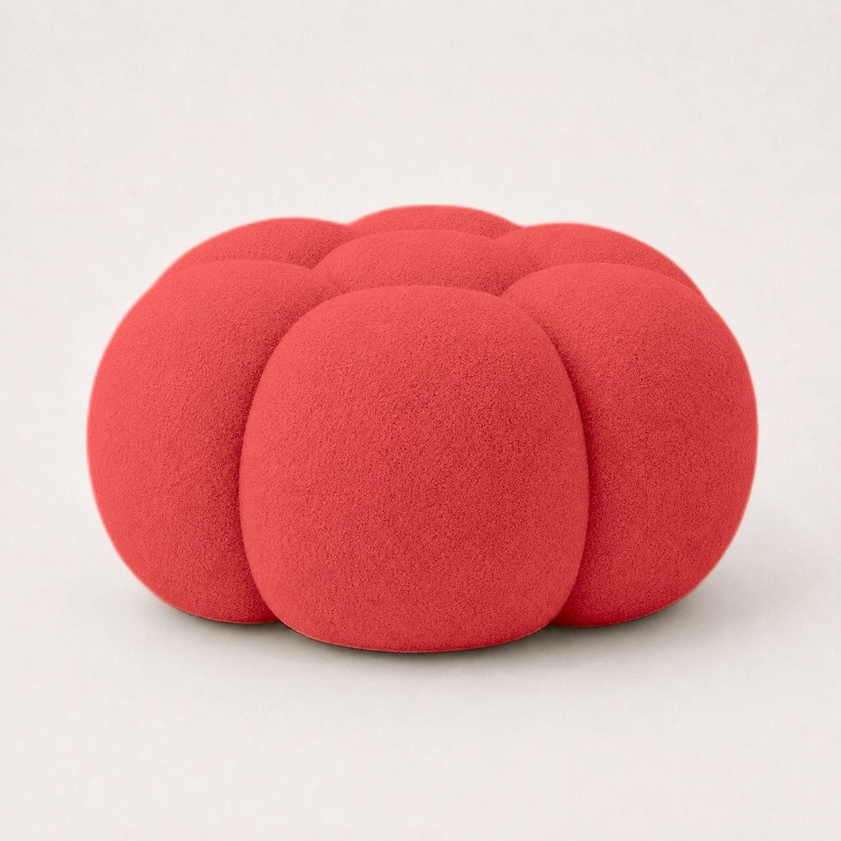 Pouf Rousseau en maille bouclette Rouge corail, vu de trois-quarts sur fond studio — Orbe Paris