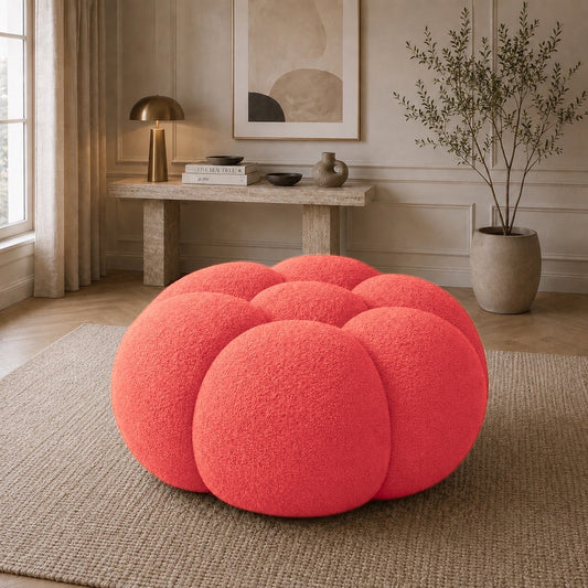 Pouf Rousseau en maille bouclette Rouge corail, mis en scène dans un salon — Orbe Paris