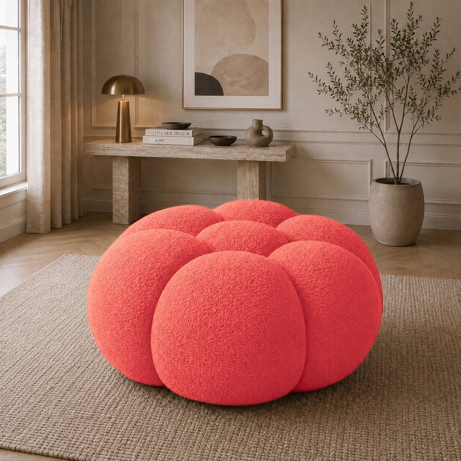Pouf Rousseau en maille bouclette Rouge corail, mis en scène dans un salon — Orbe Paris