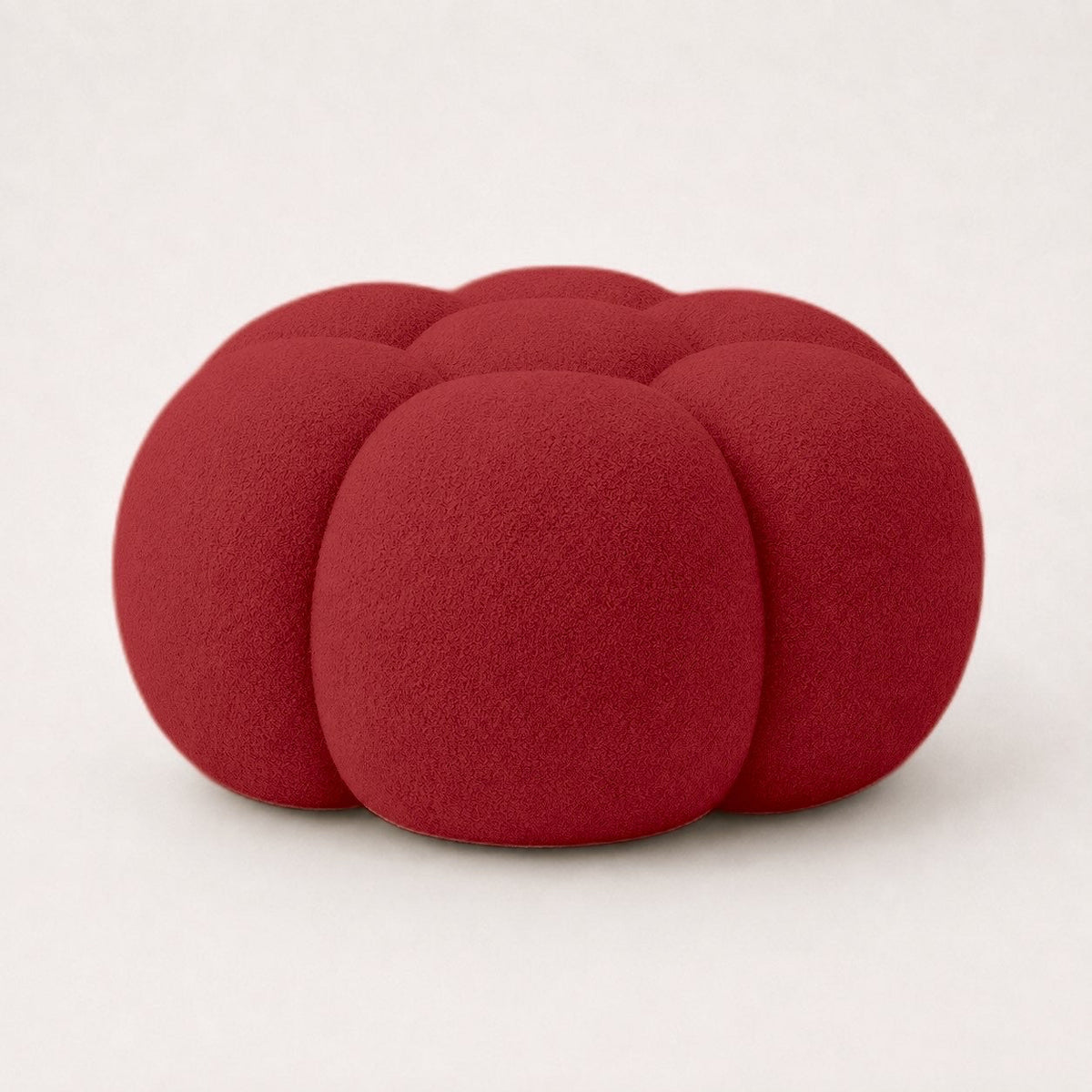 Pouf Rousseau en maille bouclette Rouge profond, vu de trois-quarts sur fond studio — Orbe Paris
