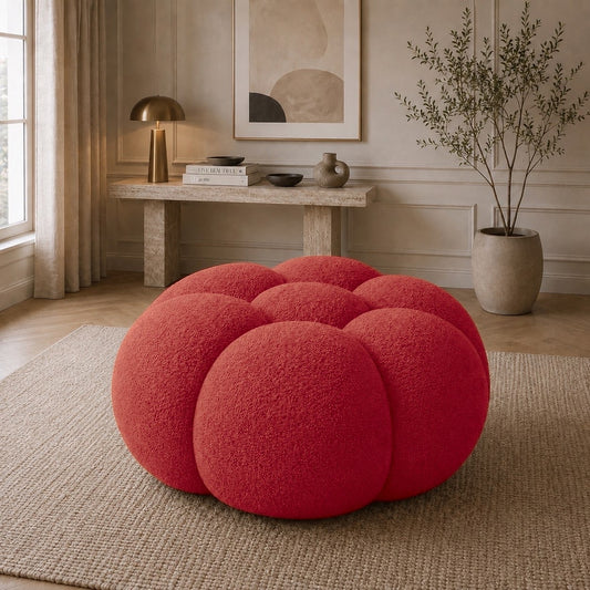 Pouf Rousseau en maille bouclette Rouge profond, mis en scène dans un salon — Orbe Paris