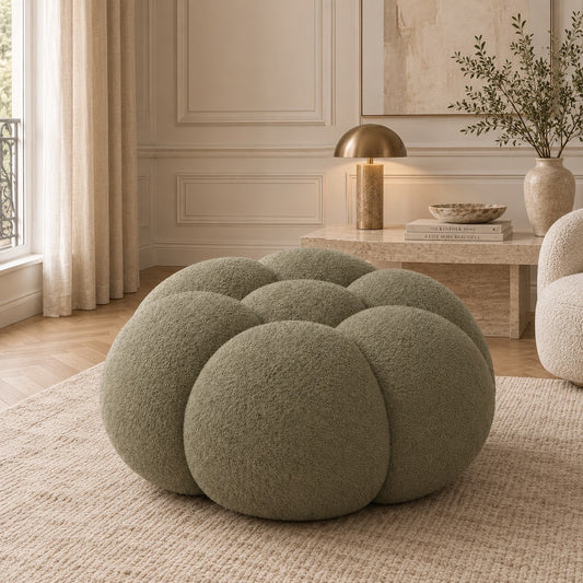 Pouf Rousseau en maille bouclette Vert sauge, mis en scène dans un salon — Orbe Paris