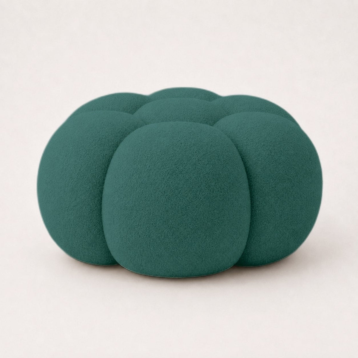 Pouf Rousseau en maille bouclette Vert canard, vu de trois-quarts sur fond studio — Orbe Paris