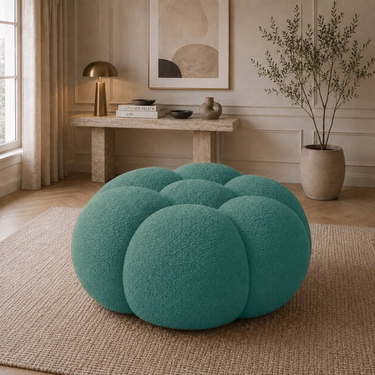 Pouf Rousseau en maille bouclette Vert canard, mis en scène dans un salon — Orbe Paris