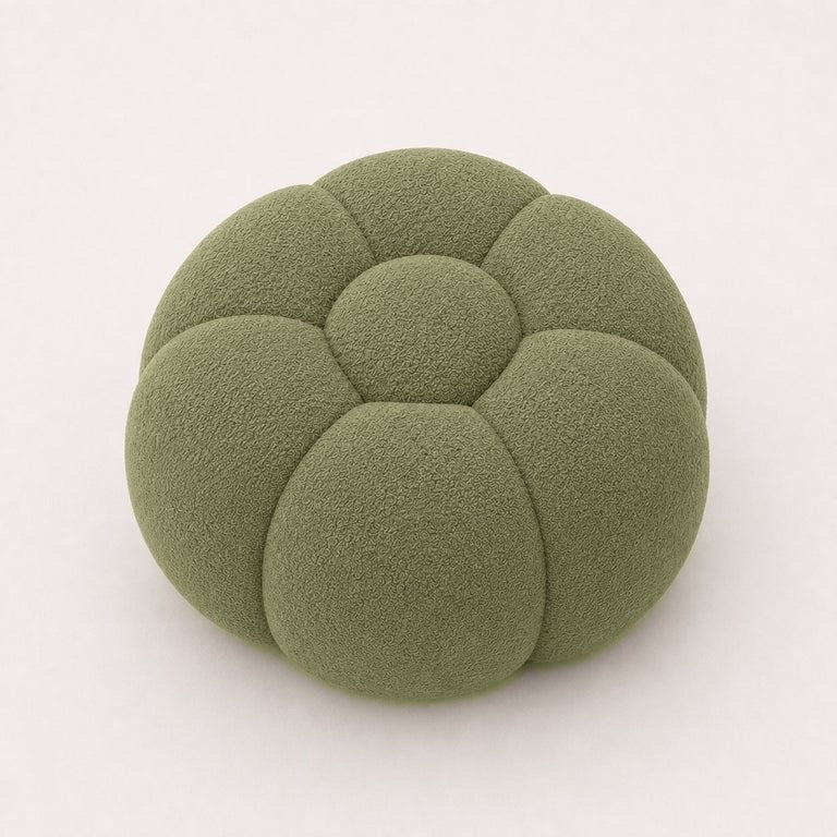 Pouf Rousseau en maille bouclette Vert sauge, vu de face sur fond studio — Orbe Paris