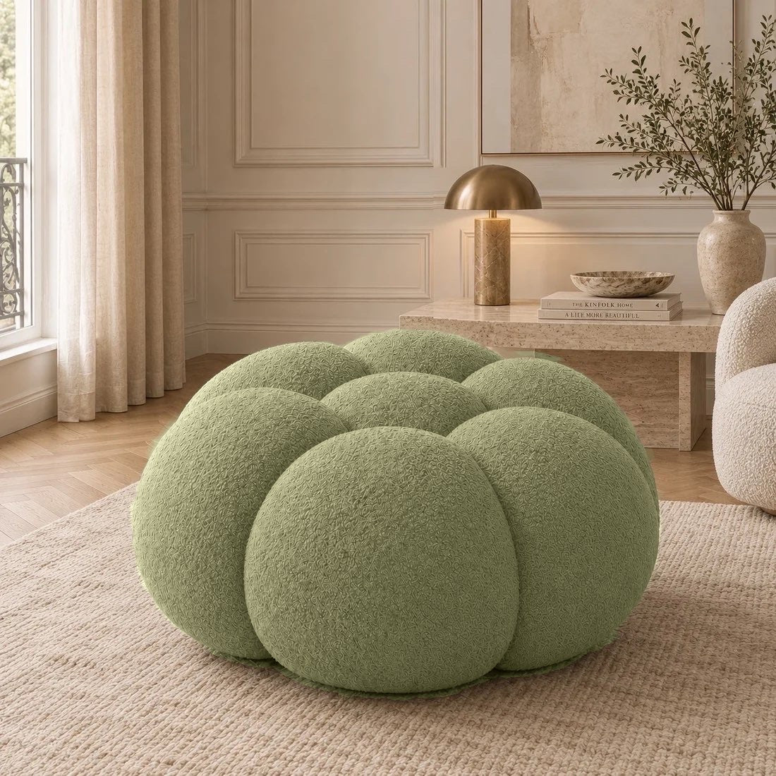 Pouf Rousseau en maille bouclette Vert sauge, mis en scène dans un salon — Orbe Paris