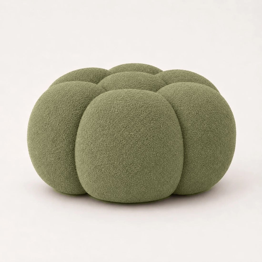 Pouf Rousseau en maille bouclette Vert sauge, vu de trois-quarts sur fond studio — Orbe Paris