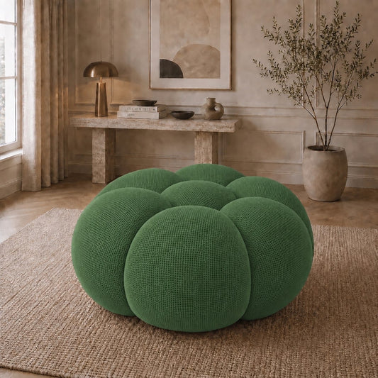 Pouf Rousseau en tissu 3D Vert forêt, mis en scène dans un salon — Orbe Paris