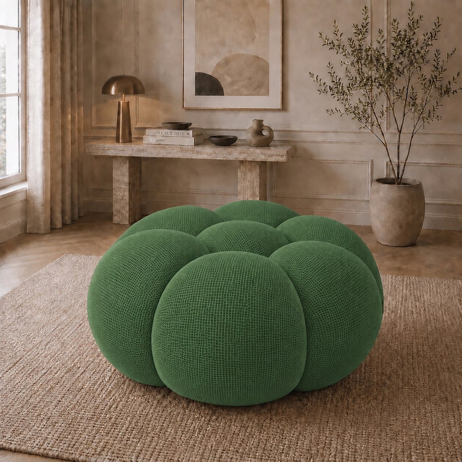 Pouf Rousseau en tissu 3D Vert forêt, mis en scène dans un salon — Orbe Paris