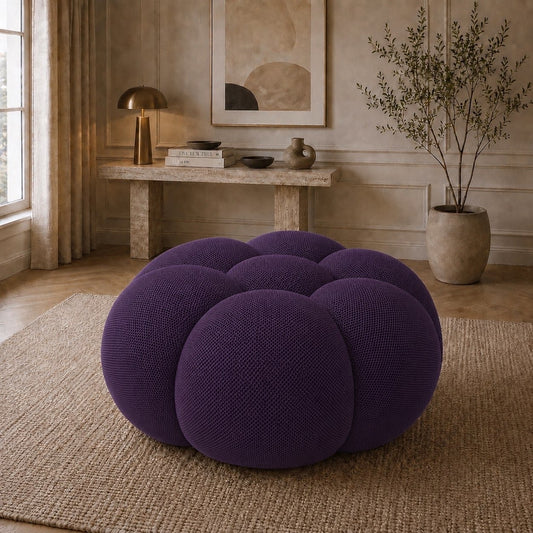 Pouf Rousseau en tissu 3D Violet foncé, mis en scène dans un salon — Orbe Paris