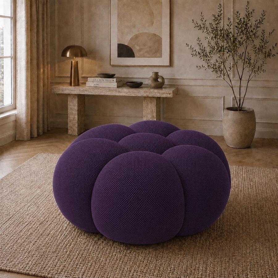 Pouf Rousseau en tissu 3D Violet foncé, mis en scène dans un salon — Orbe Paris