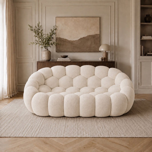 Canapé Rousseau 2-3 places en tissu 3D Blanc cassé, mis en scène dans un salon — Orbe Paris