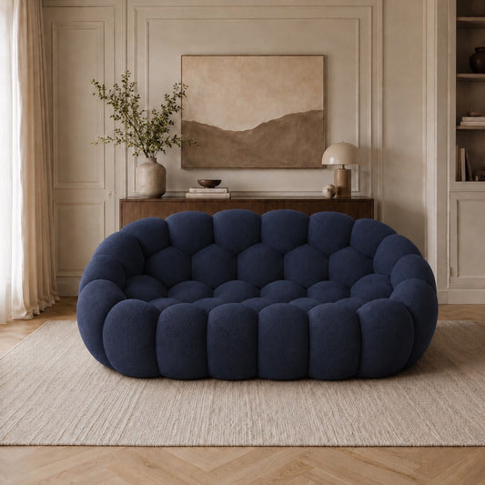 Canapé Rousseau 2-3 places en tissu 3D Bleu marine, mis en scène dans un salon — Orbe Paris
