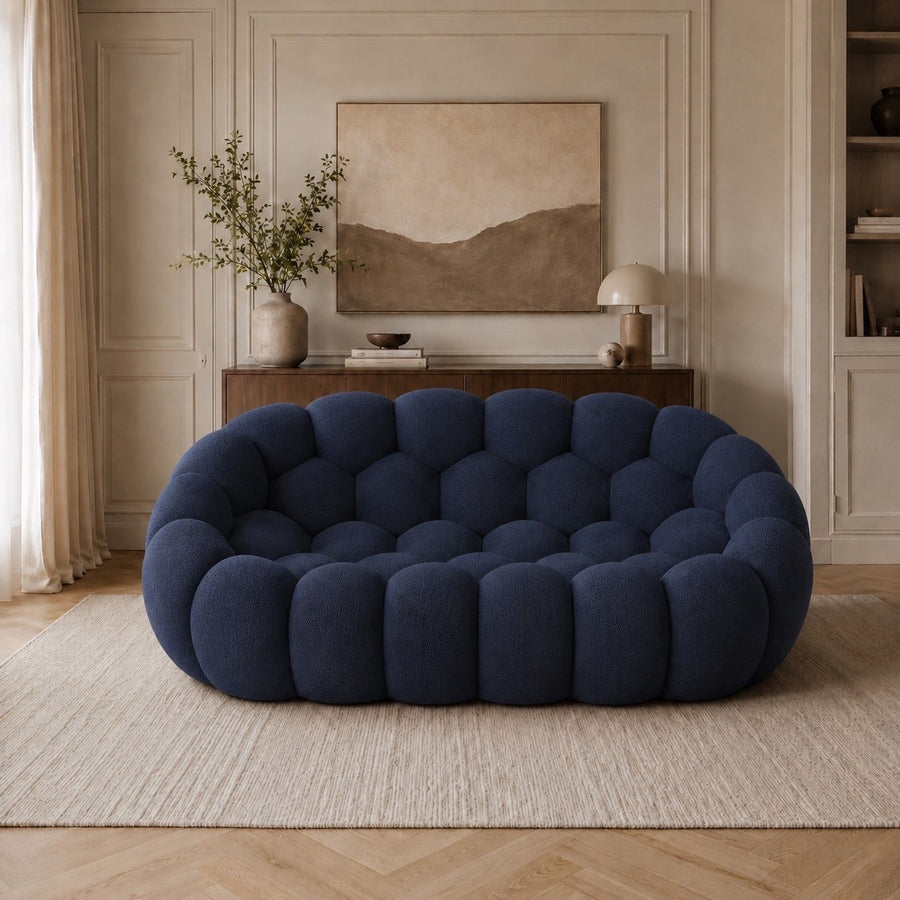 Canapé Rousseau 2-3 places en tissu 3D Bleu marine, mis en scène dans un salon — Orbe Paris