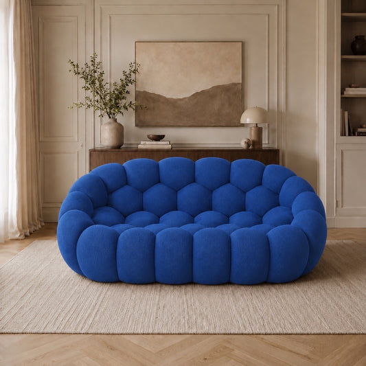 Canapé Rousseau 2-3 places en tissu 3D Bleu roi, mis en scène dans un salon — Orbe Paris