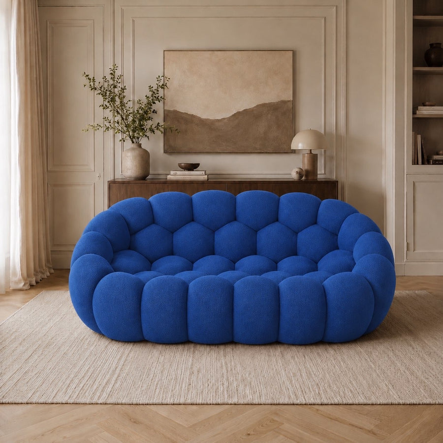 Canapé Rousseau 2-3 places en tissu 3D Bleu roi, mis en scène dans un salon — Orbe Paris