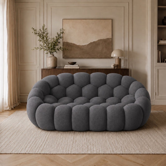 Canapé Rousseau 2-3 places en tissu 3D Gris anthracite, mis en scène dans un salon — Orbe Paris