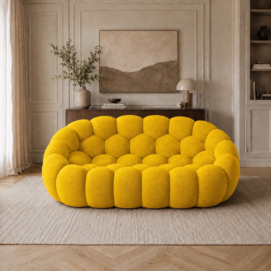 Canapé Rousseau 2-3 places en tissu 3D Jaune vif chaud, mis en scène dans un salon — Orbe Paris
