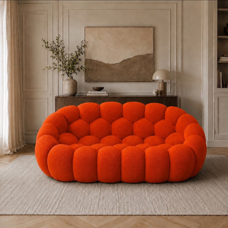Canapé Rousseau 2-3 places en tissu 3D Orange vif, mis en scène dans un salon — Orbe Paris