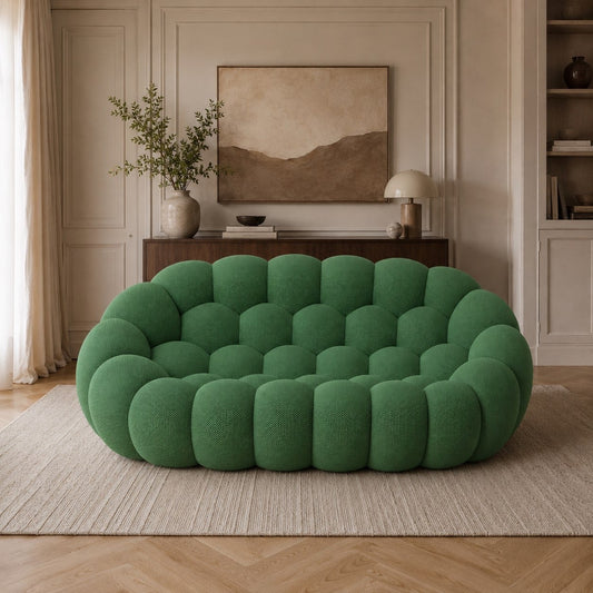 Canapé Rousseau 2-3 places en tissu 3D Vert forêt, mis en scène dans un salon — Orbe Paris