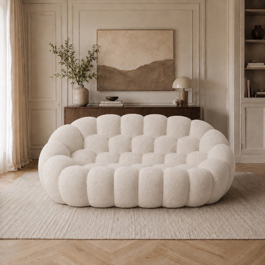 Canapé Rousseau 2-3 places en maille bouclette Blanc cassé, mis en scène dans un salon — Orbe Paris