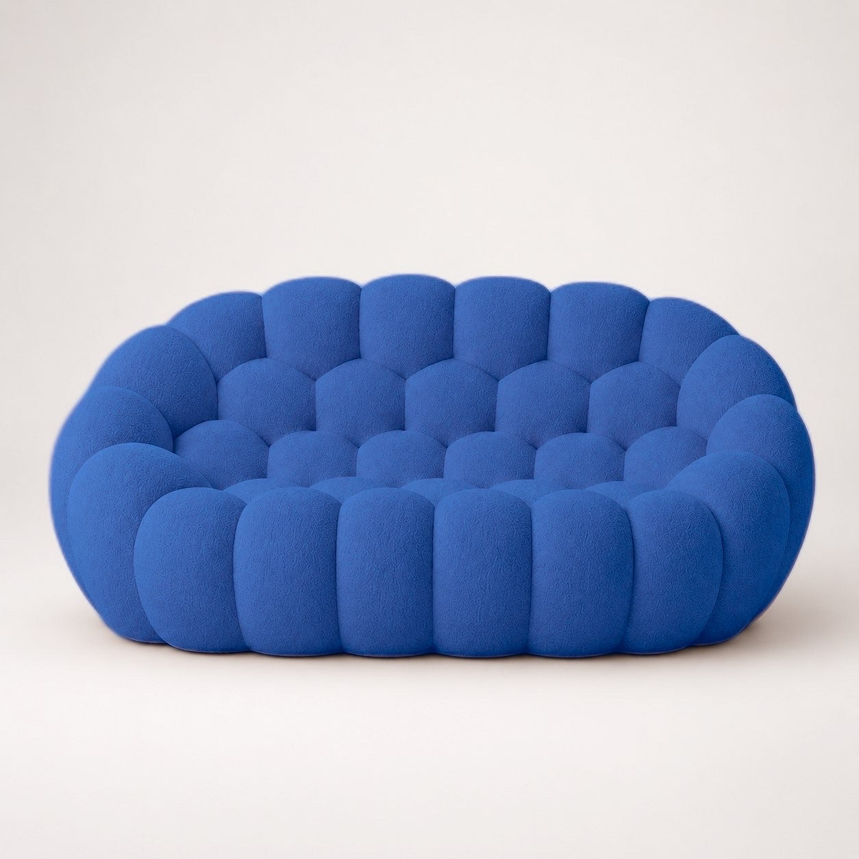 Canapé Rousseau 2-3 places en maille bouclette Bleu roi, vu de face sur fond studio — Orbe Paris
