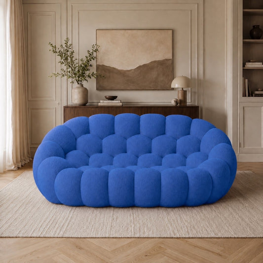 Canapé Rousseau 2-3 places en maille bouclette Bleu roi, mis en scène dans un salon — Orbe Paris
