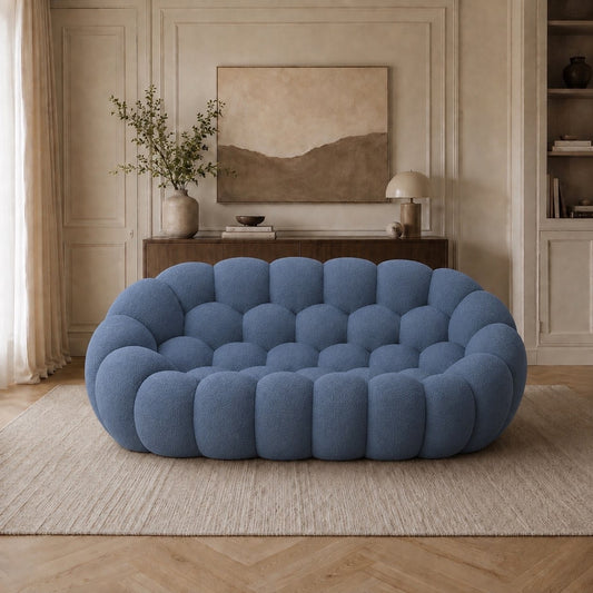 Canapé Rousseau 2-3 places en maille bouclette Bleu gris, mis en scène dans un salon — Orbe Paris