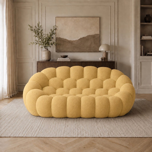 Canapé Rousseau 2-3 places en maille bouclette Jaune miel, mis en scène dans un salon — Orbe Paris