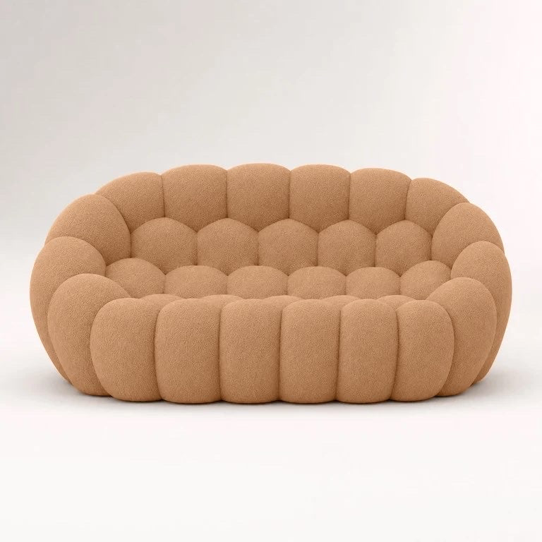 Canapé Rousseau 2-3 places en maille bouclette Camel, vu de face sur fond studio — Orbe Paris