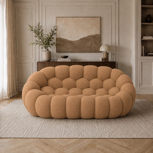 Canapé Rousseau 2-3 places en maille bouclette Camel, mis en scène dans un salon — Orbe Paris
