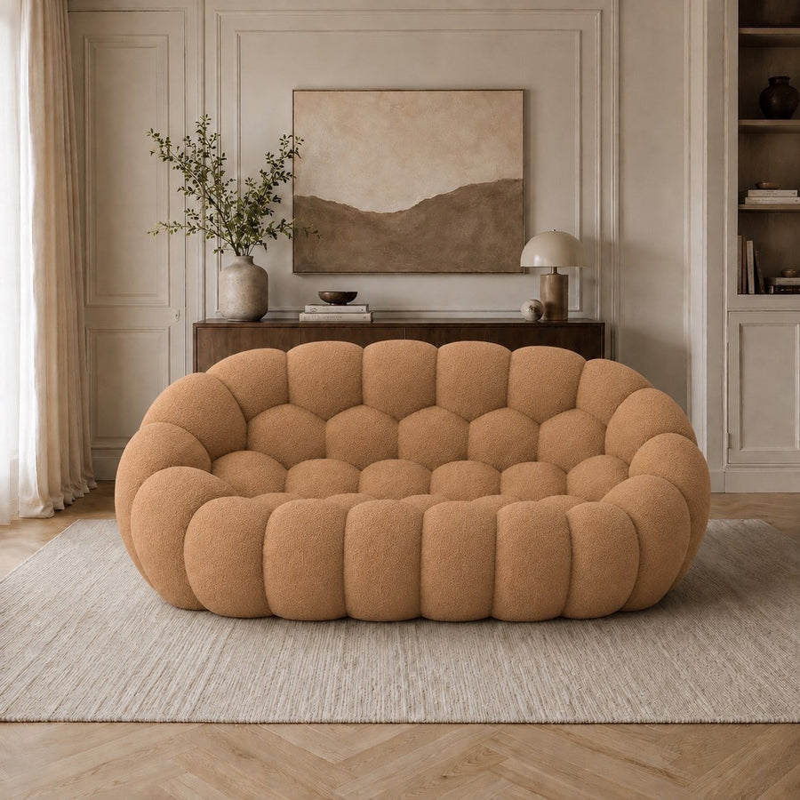 Canapé Rousseau 2-3 places en maille bouclette Camel, mis en scène dans un salon — Orbe Paris