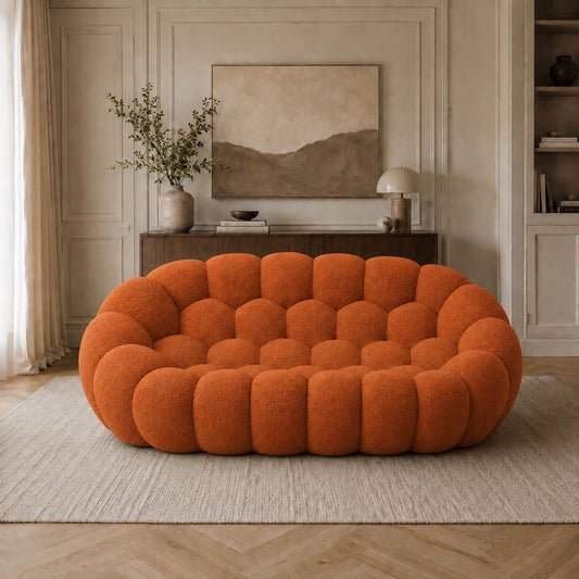 Canapé Rousseau 2-3 places en maille bouclette Terracotta, mis en scène dans un salon — Orbe Paris