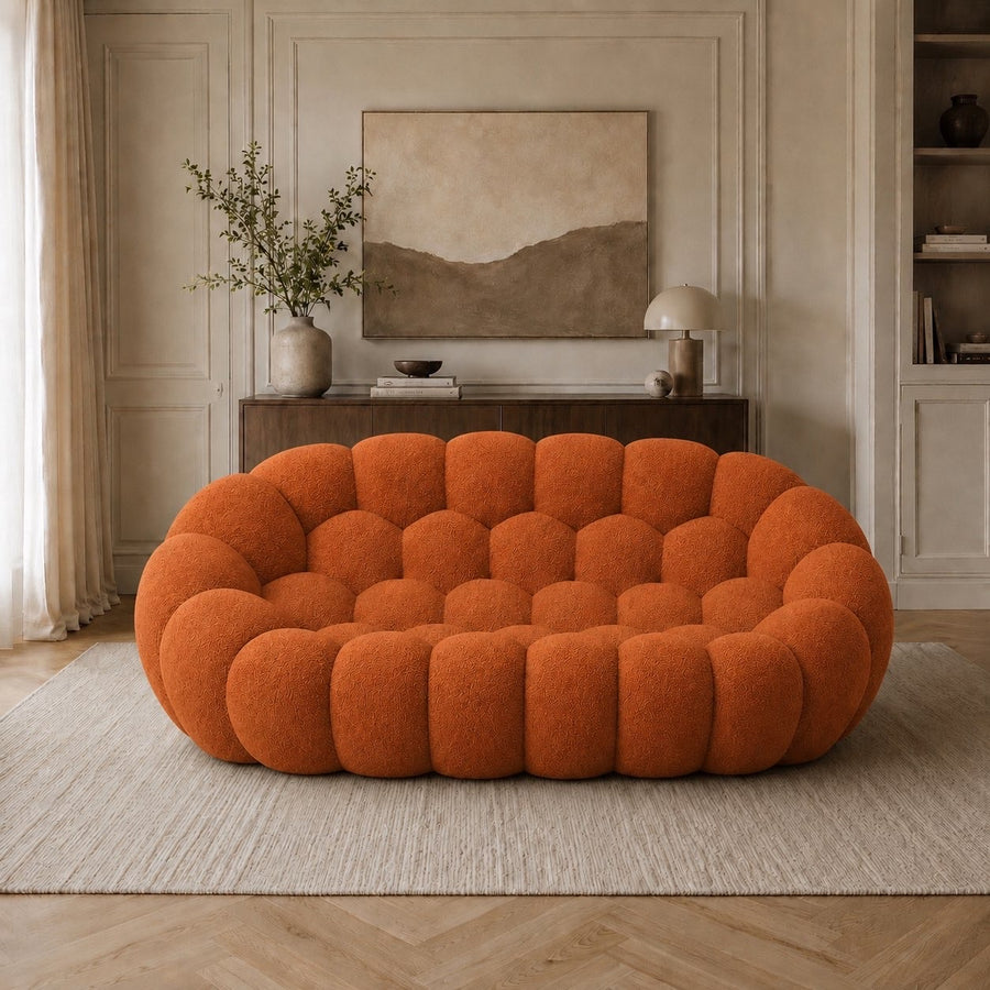 Canapé Rousseau 2-3 places en maille bouclette Terracotta, mis en scène dans un salon — Orbe Paris
