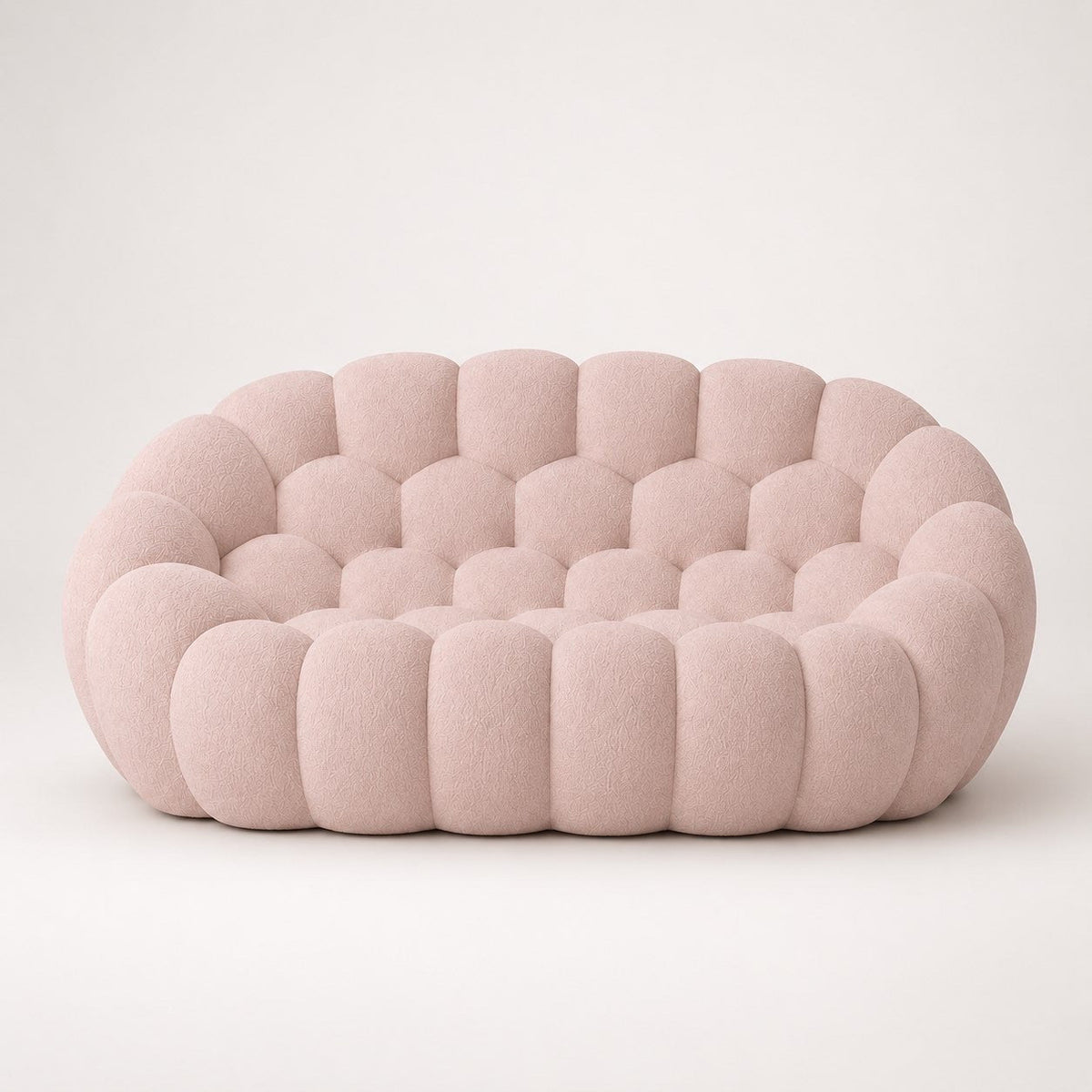 Canapé Rousseau 2-3 places en maille bouclette Rose poudré, vu de face sur fond studio — Orbe Paris